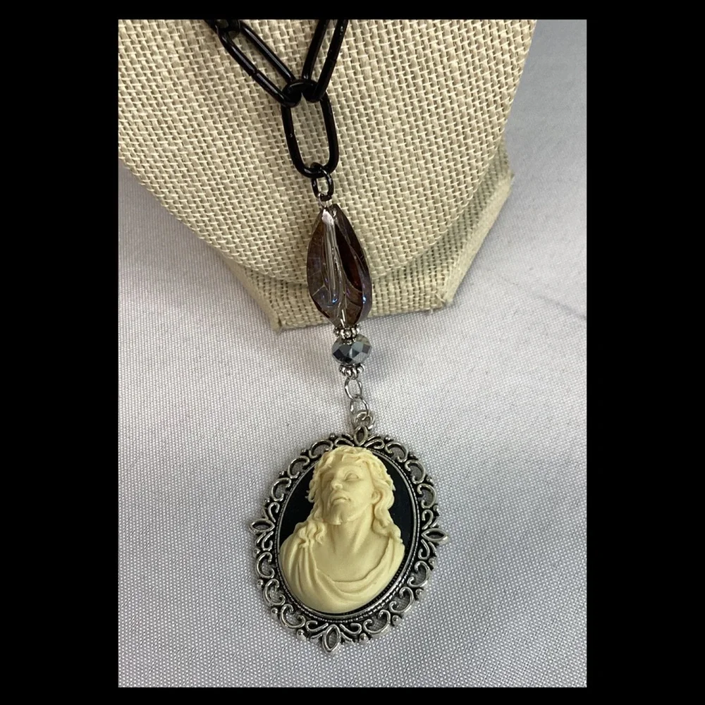 Elegant Cameo Pendant Necklace